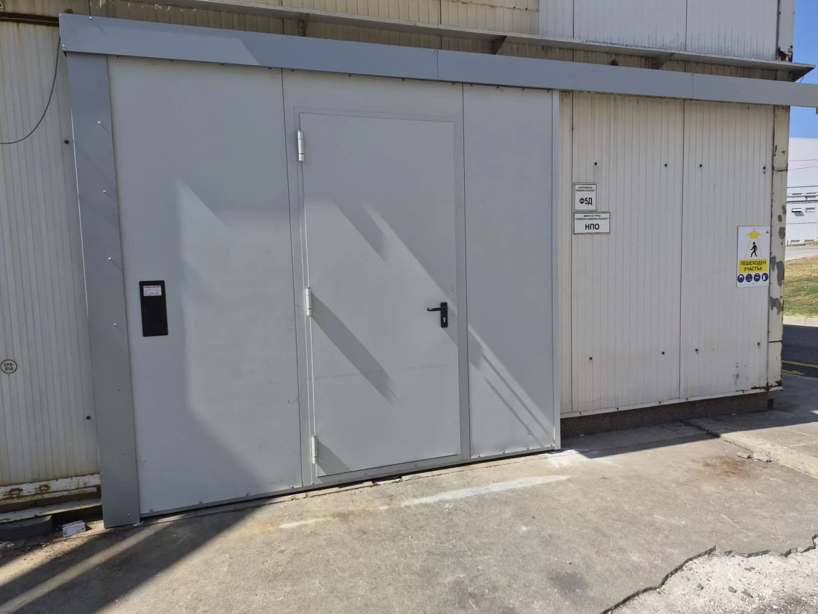 Sliding door with a built-in wicket door on a production hall